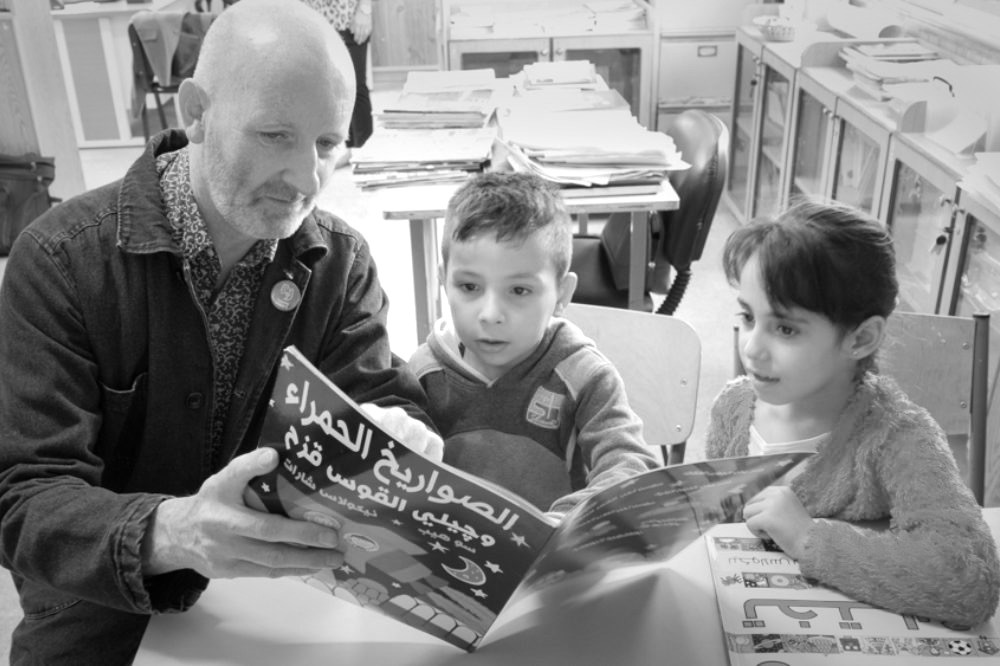 Nick Sharratt Reads With Children In Jnah Kindergarten In Beirut Picture Theirworld Jessica Bryan Bw