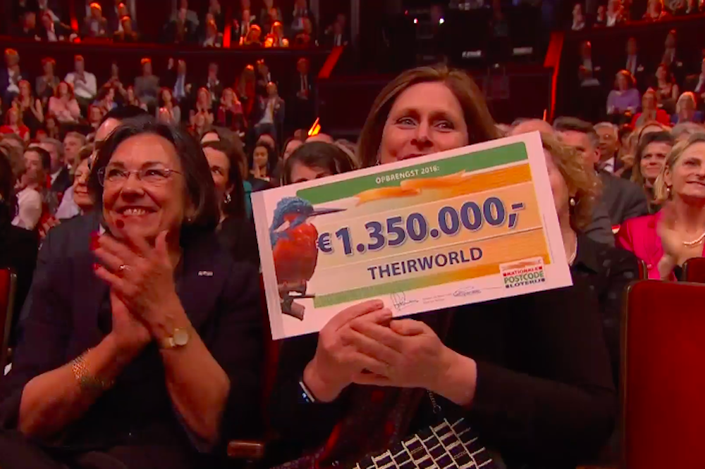 Sarah Brown With Cheque From Dutch Postcode Lottery